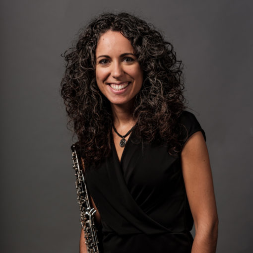 Maripepa Contreras is hobo-speler bij Marmoucha Orchestra. Maripepa is componist, musicus en gespecialiseerd in westerse klassieke muziek. Maripepa staat op deze foto voor een grijze muur met een hobo in haar handen.