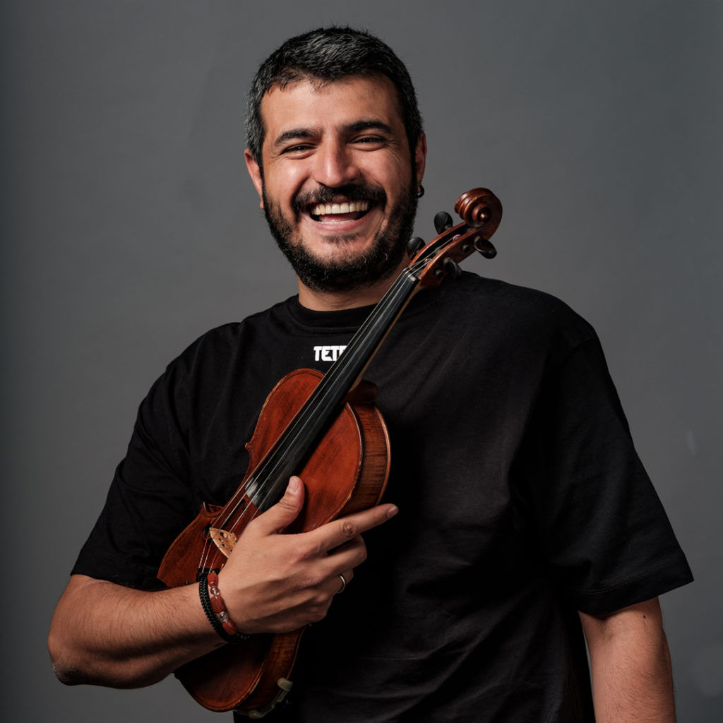 Nuri Ata is violist bij Marmoucha Orchestra. Nuri staat op deze foto met een viool in zijn handen.