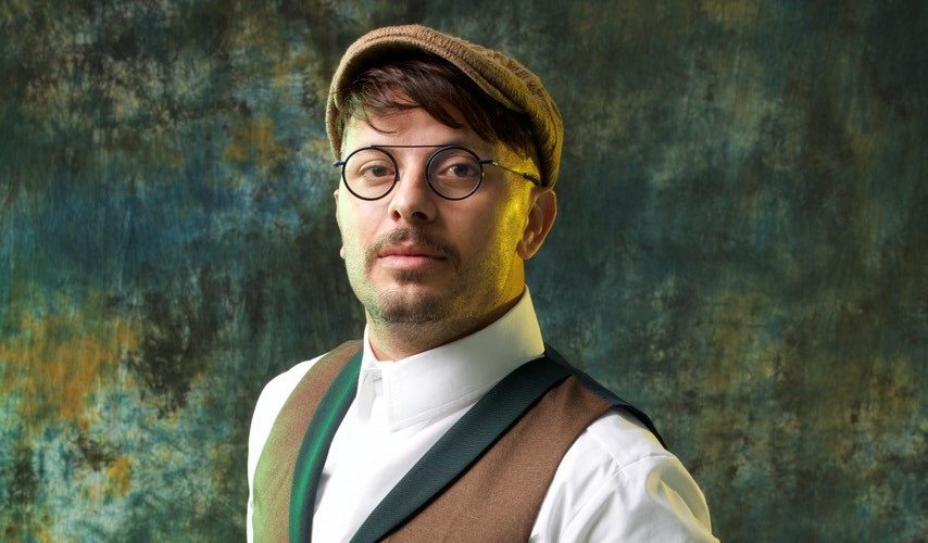 De Marokkaanse popartiest Hatim Ammor en het Marmoucha Orchestra die de handen ineenslaan.