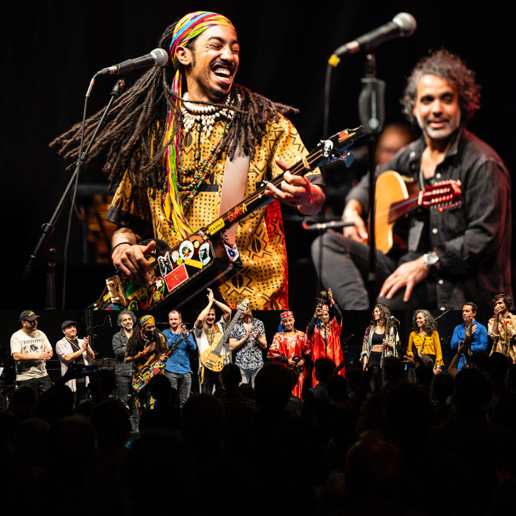 Mehdi Nassouli en Marmoucha Orchestra staan op het podium van Jazzahead tijdens de presentatie van Sonic Bridges