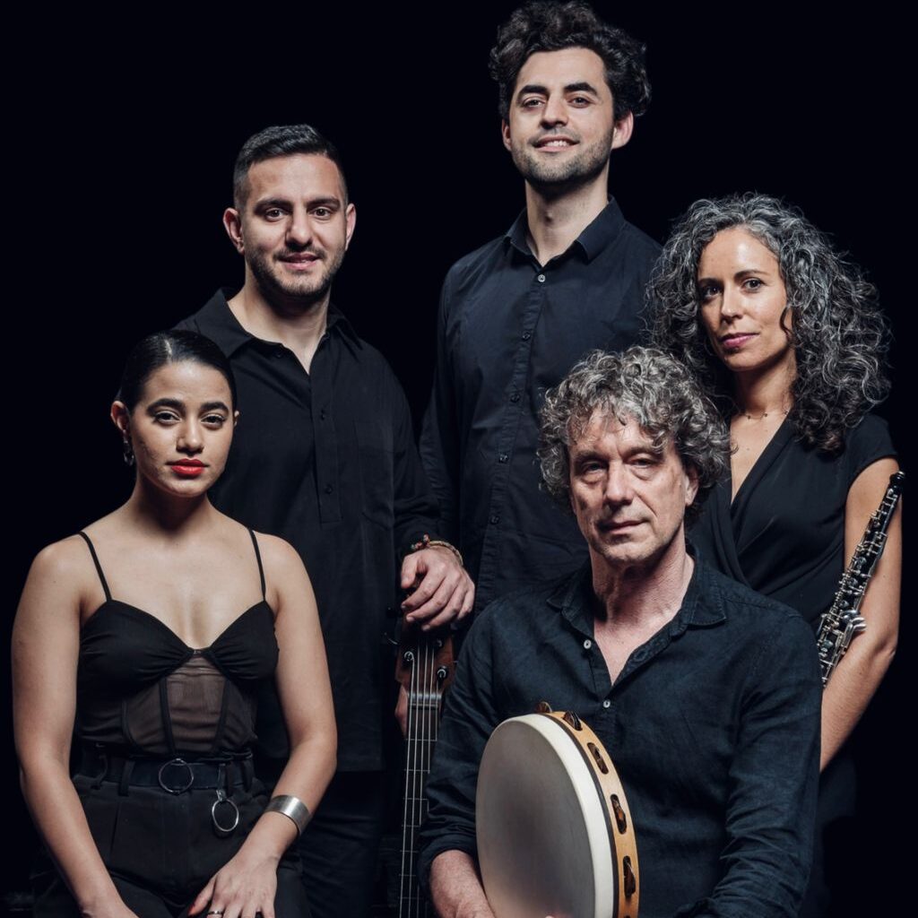 Arin Keshishi, Delaram Kafashzadeh, Maripepa Contreras, Udo Demandt en Adrian Moncada van Marmoucha Orchestra