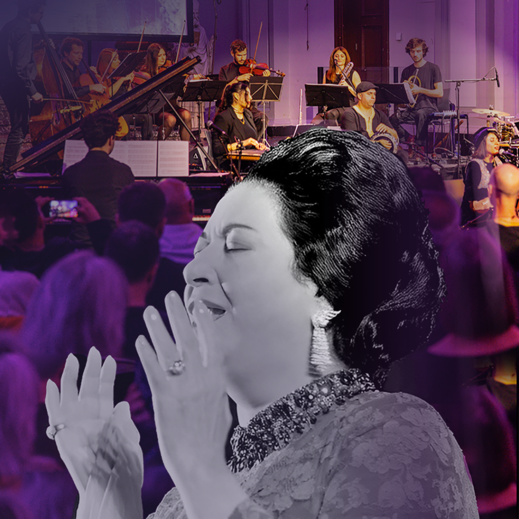 Zwart wit afbeelding van zingende Umm Kulthum met Marmoucha Orchestra in kleur op de achtergrond.