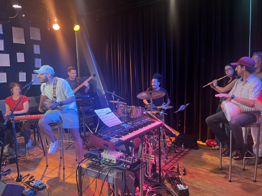 Mehdi Nassouli met enkele leden van Marmoucha Orchestra en cursisten in het Bimhuis