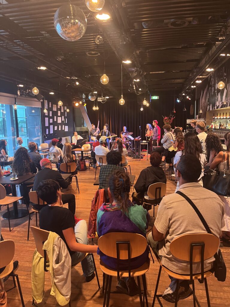 Overzichtsfoto van de Masterclass DisOrient Fusion LAB: Sonic Bridges ft. Mehdi Nassouli in het Bimhuis op maandag 23 juni 2025