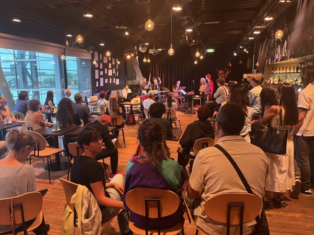 Een flinke opkomst bij de Masterclass DisOrient Fusion LAB: Sonic Bridges in het Bimhuis