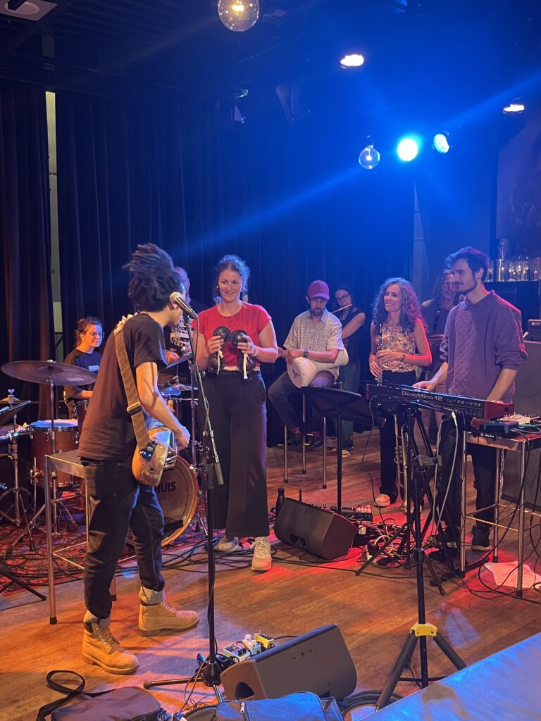 Mehdi Nassouli met cursisten