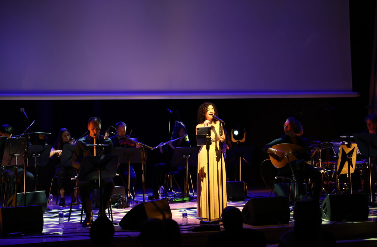 Foto van de voorstelling "The Phonograph Changed Me" tijdens de opening van het Rotterdams Arabisch Film Festival 2025 door Theaterkrant