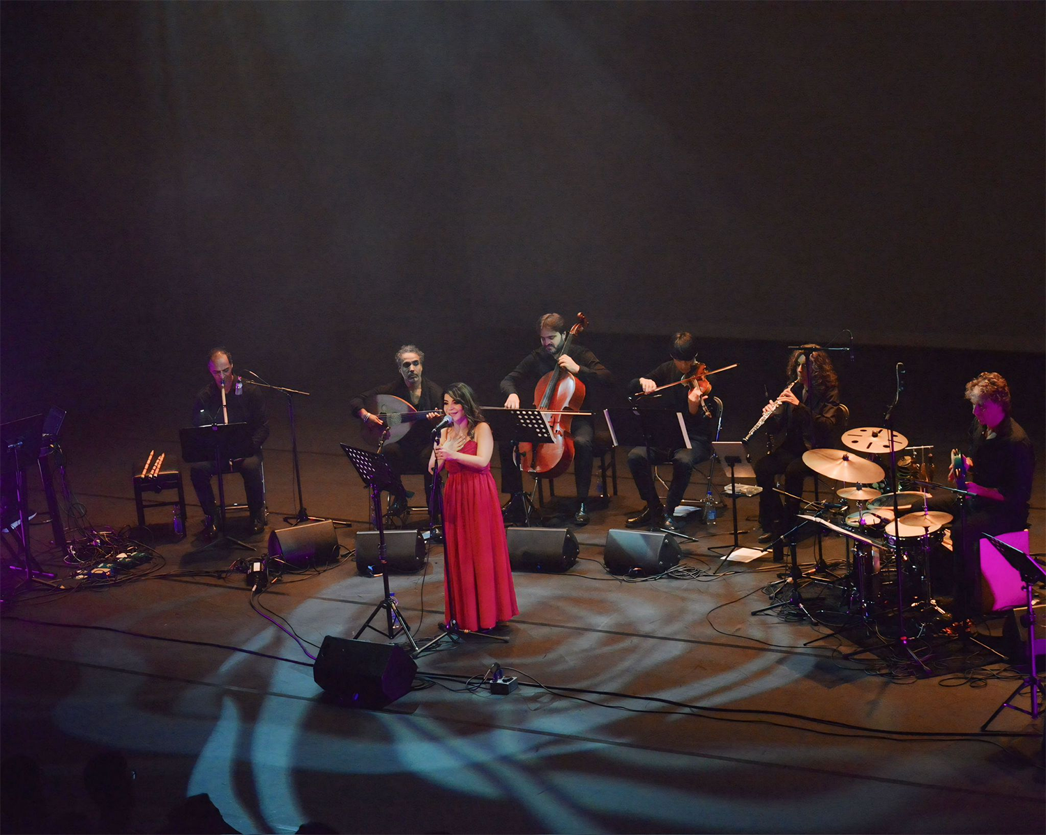 Foto van de voorstelling "The Phonograph Changed Me" tijdens de opening van het Rotterdams Arabisch Film Festival 2025 door Youm7